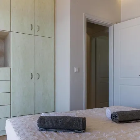 Erato - Private Pool * Fársa