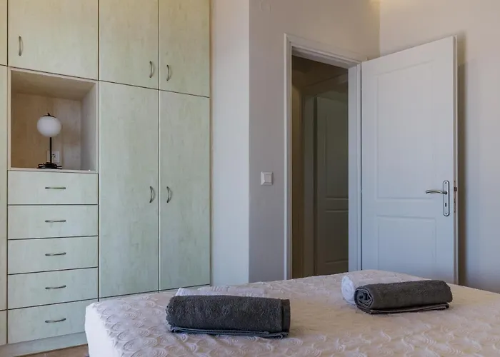 Erato - Private Pool * Fársa